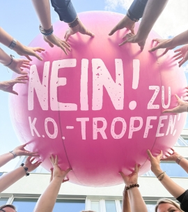 Partybälle mit der Aufschrift „NEIN! Zu K.O.-Tropfen“, die die Gleichstellungsbeauftragten mit zur KFS-Party am Freitag nehmen, erinnern daran, aufzupassen und genau hinzuschauen © Kreis Paderborn